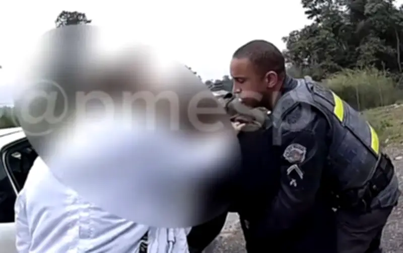 Idosa engasgada com mexerica é salva por policiais em SP