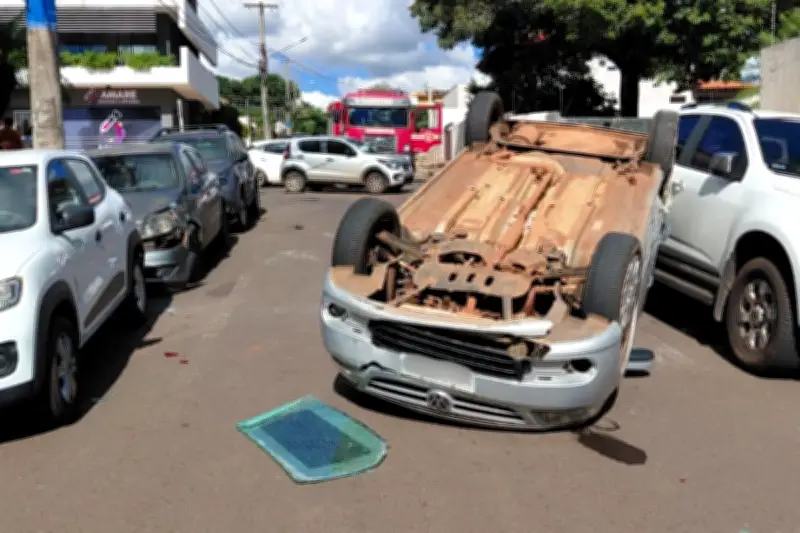 Idoso de 64 anos capota e atinge quatro veículos em Campo Grande