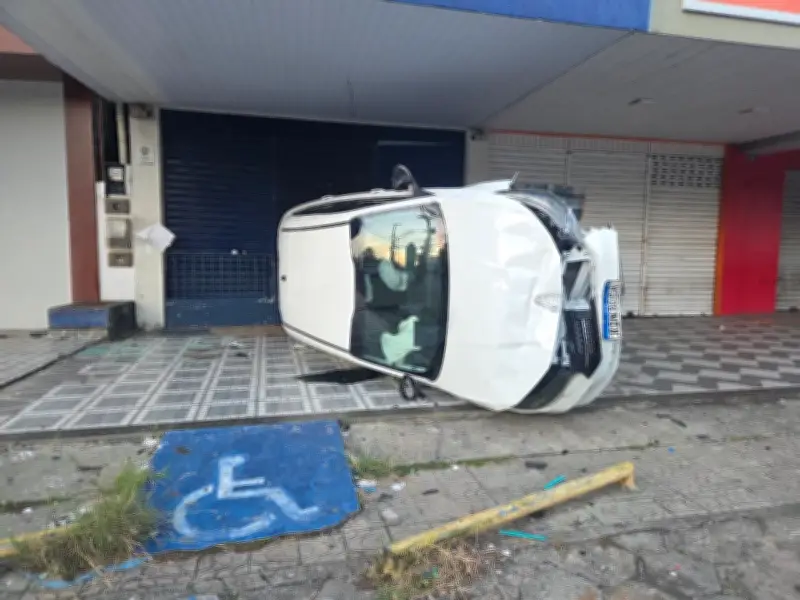 Idoso ferido após capotamento no Vinhais, em São Luís
