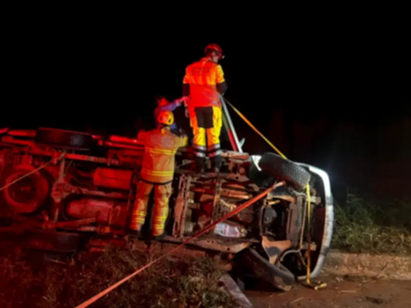 Idoso fica retido em caminhonete tombada na BR-251 em Montes Claros