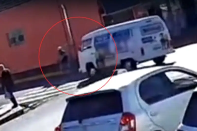 Idoso morre atropelado por Kombi em faixa de pedestre no interior de SP