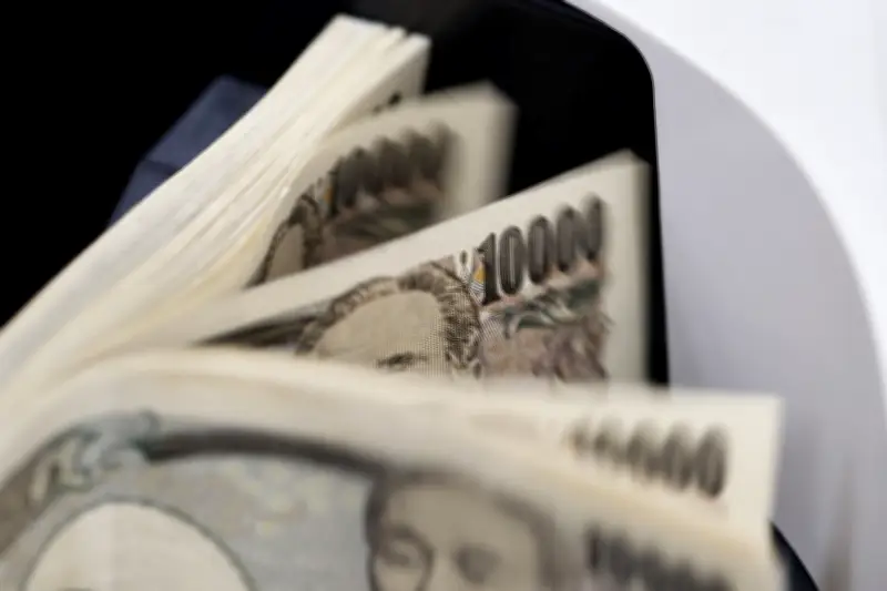 Iene atinge menor nível em 37 anos e alerta intervenção do Japão