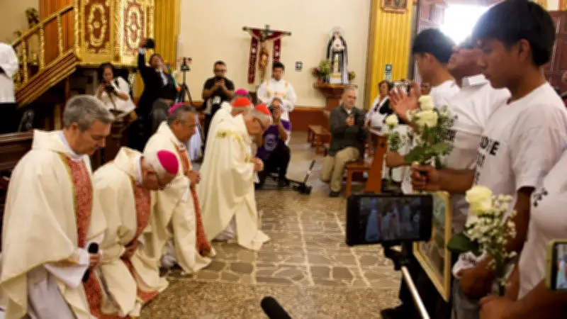Igreja Católica pede perdão de joelhos a camponeses no Peru