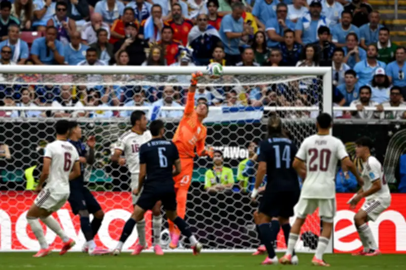 Imprensa uruguaia chama eliminação na Copa de 'decepção da América do Sul'