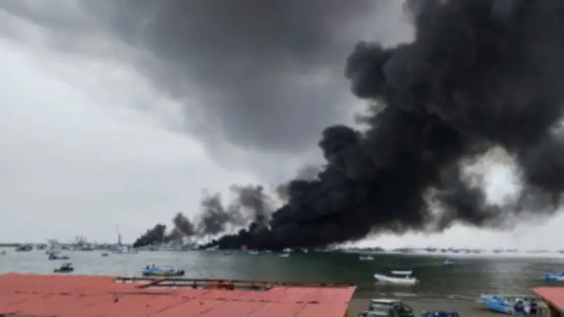 Incêndio atinge barcos pesqueiros no porto de Manta, Equador