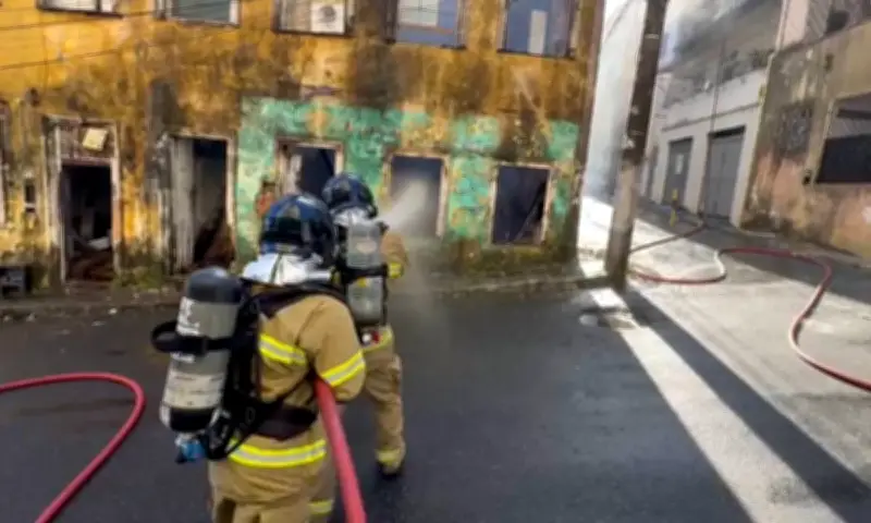 Incêndio atinge casarão abandonado em Salvador, no bairro dos Barris