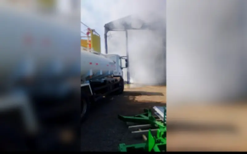 Incêndio atinge empresa agrícola em Coroados após curto-circuito