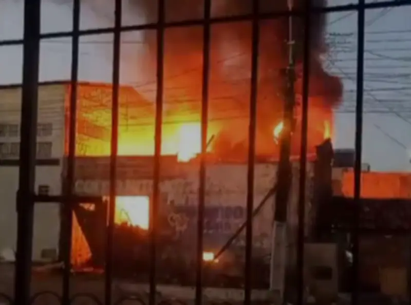 Incêndio atinge galpão de recicláveis na Zona Oeste de Aracaju