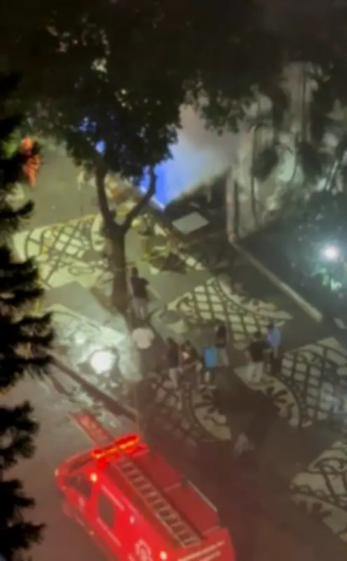 Incêndio atinge histórico Café Lamas no Flamengo, Rio