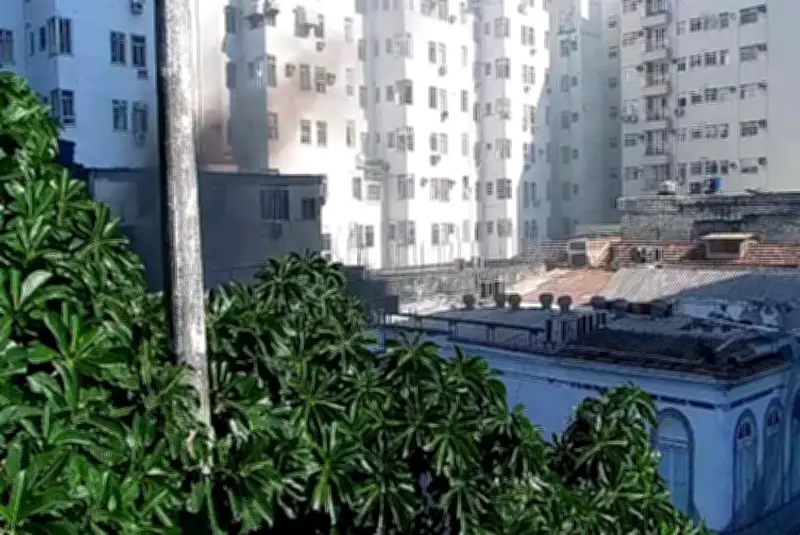 Incêndio atinge imóvel comercial em Botafogo, Zona Sul do Rio
