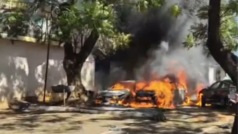 Incêndio atinge três carros e rede elétrica na Feira dos Importados, no DF
