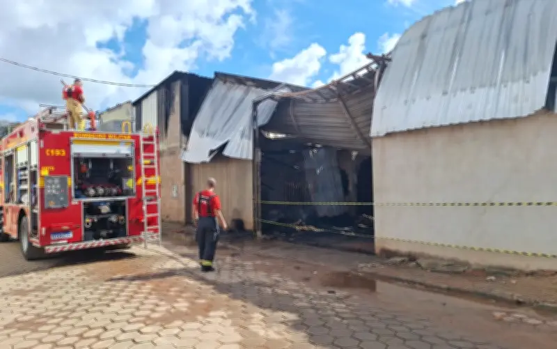 Incêndio de grandes proporções atinge galpões de artesanato em Baependi
