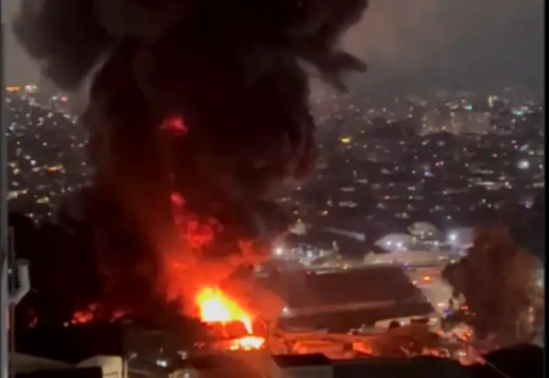 Incêndio de grandes proporções atinge galpão em Guarulhos