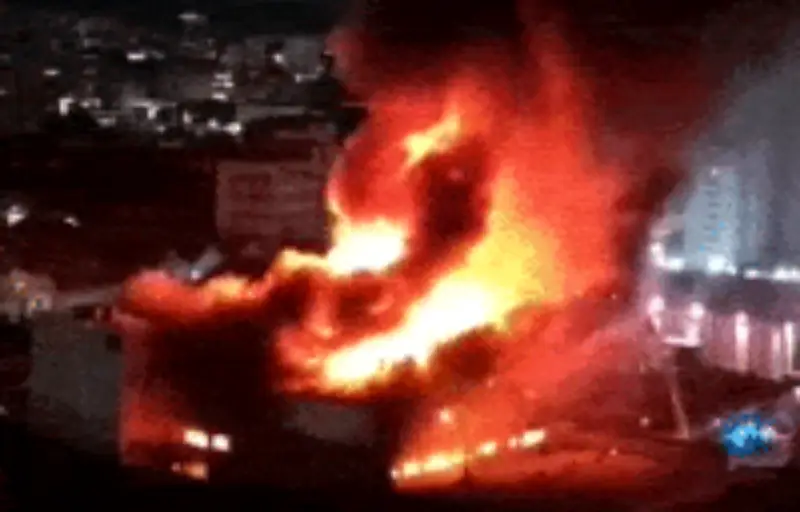 Incêndio de grandes proporções atinge galpão na Lapa, Zona Oeste de SP