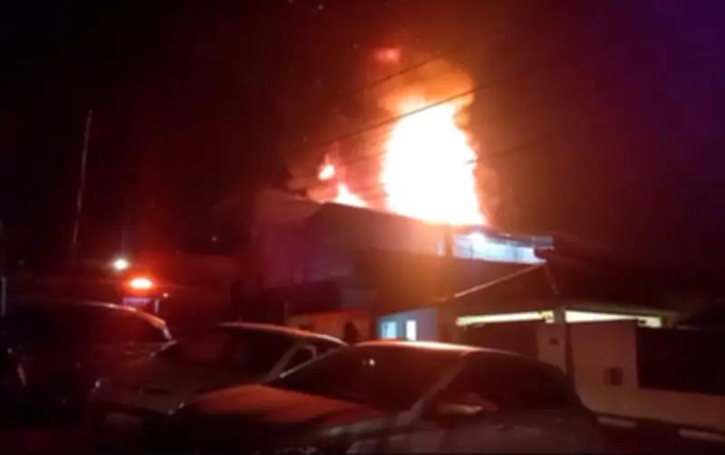 Incêndio de grandes proporções destrói fábrica de cosméticos em Jarinu