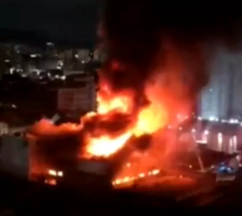 Incêndio de grandes proporções destrói galpão de autopeças na Lapa