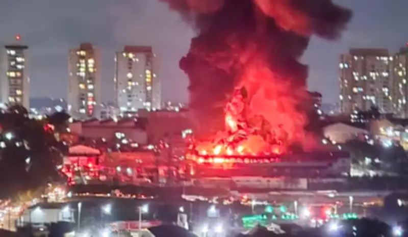 Incêndio de grandes proporções volta a atingir prédio em Guarulhos
