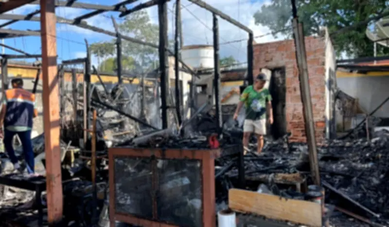 Incêndio destrói casa de madeira em Parintins, no Amazonas