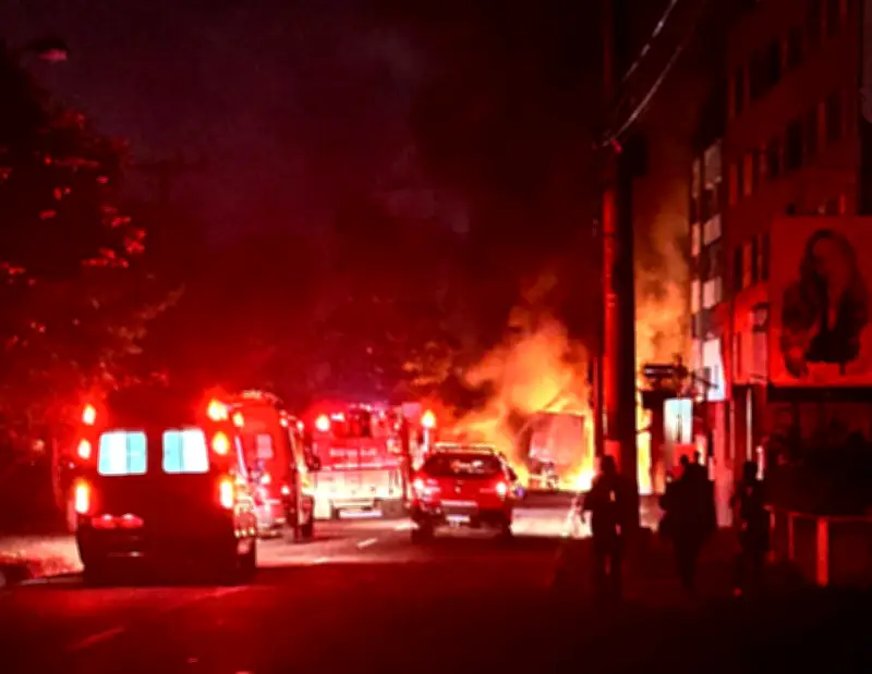 Incêndio em caminhão atinge rede elétrica de hospital em Friburgo