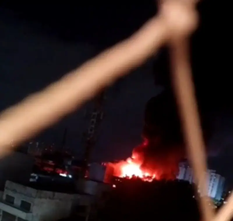 Incêndio em fábrica de autopeças na Lapa mobiliza 45 bombeiros