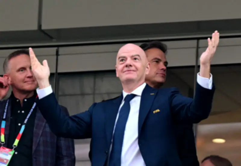 Infantino defende pausas para hidratação na Copa e nega interesse comercial