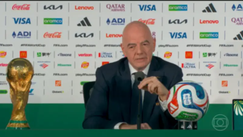 Infantino lamenta polêmicas da Copa: 'Não somos reis do mundo'