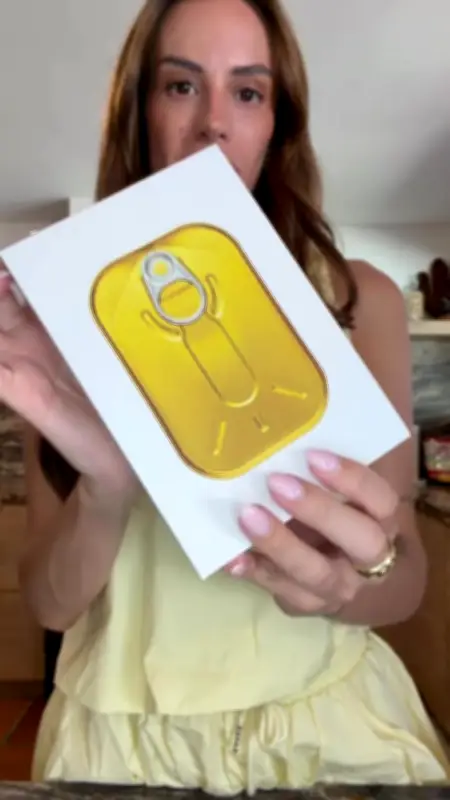 Influenciadora abre caixa de 'iPhone' e encontra peixe enlatado; vídeo viraliza