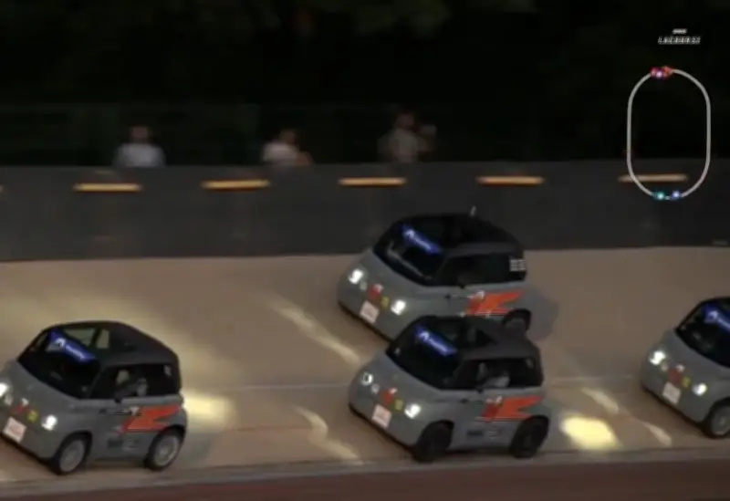 Influenciadores franceses disputam corrida com mini carros elétricos e atraem 150 mil espectadores