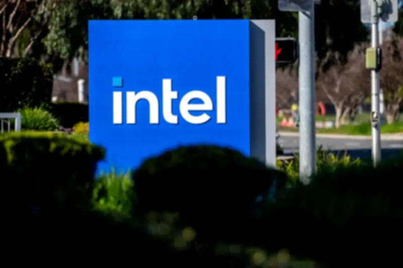 Intel aposta em IA híbrida e anuncia parceria com Perplexity para processamento local