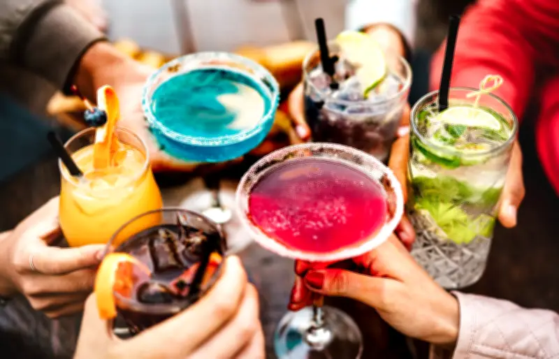 Intercalar água e álcool realmente funciona? Descubra