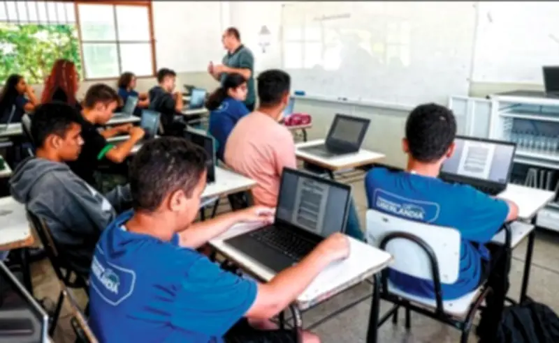 Internet nas escolas avança, mas só 30% têm computadores suficientes