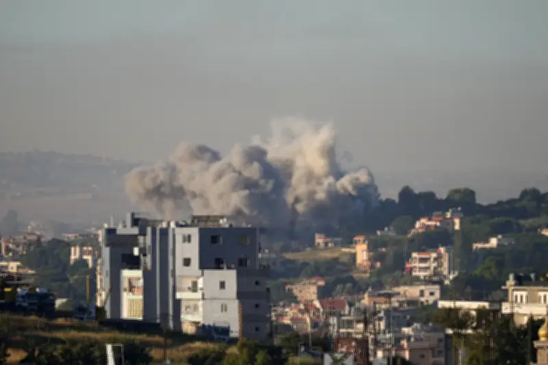 Israel e Hezbollah trocam ataques após anúncio de trégua