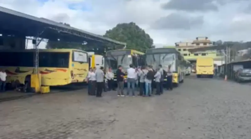 Itaperuna amanhece sem ônibus após suspensão do transporte
