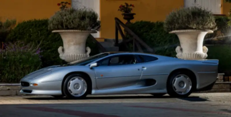 Jaguar XJ220 de Nelson Piquet é vendido por R$ 6,9 milhões em leilão