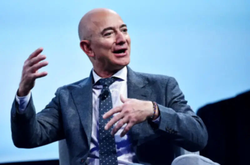 Jeff Bezos quer transferir indústrias poluentes para a Lua