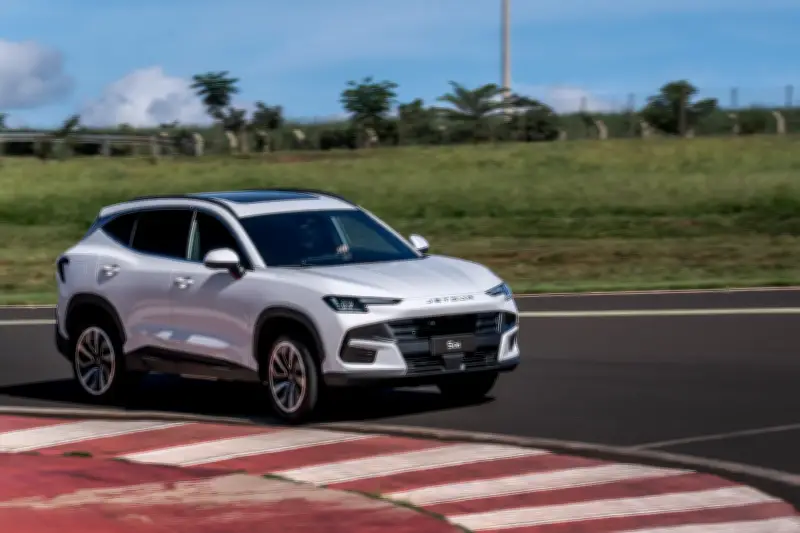 Jetour S06 Premium: SUV híbrido plug-in que joga pelo resultado