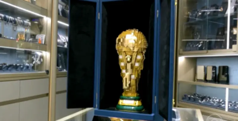 Joalheiro de Dubai transforma taça da Copa de brinquedo em item de luxo com 900 diamantes