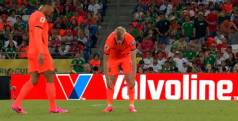 Jogador da Holanda tem corte na cabeça em jogo da Copa e choca web
