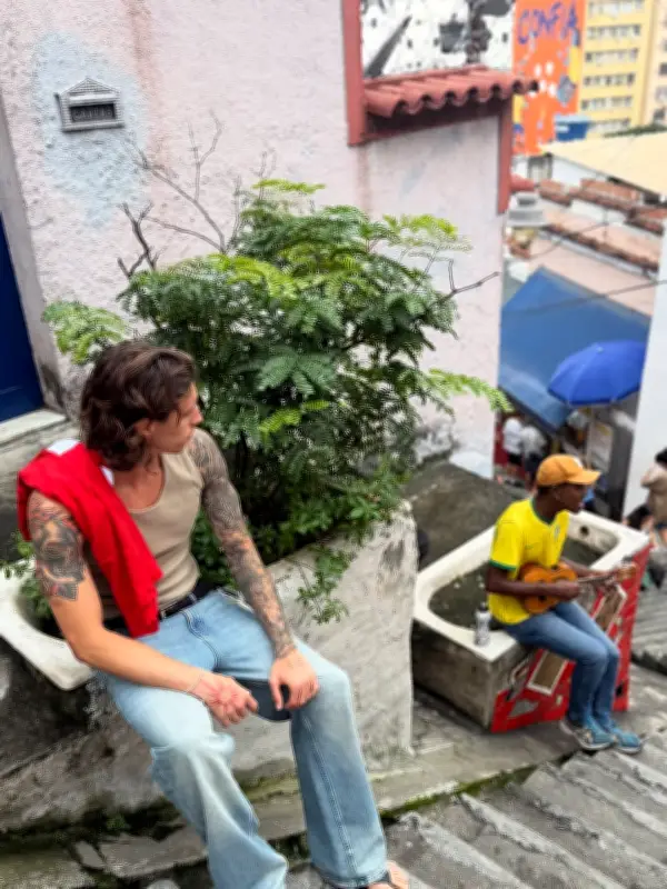 Jogador do Arsenal, Riccardo Calafiori curte samba e passeios no Rio