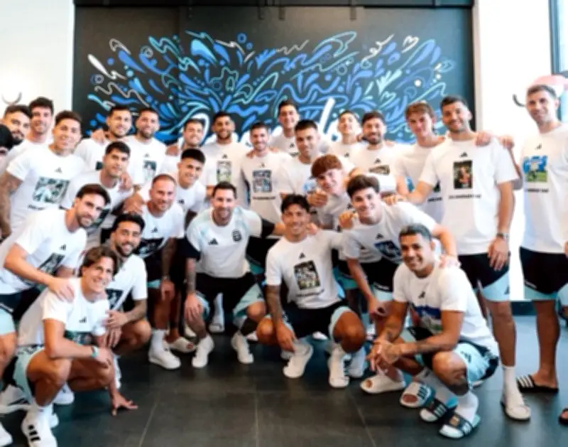 Jogadores da Argentina homenageiam Messi com camisa especial no aniversário de 39 anos