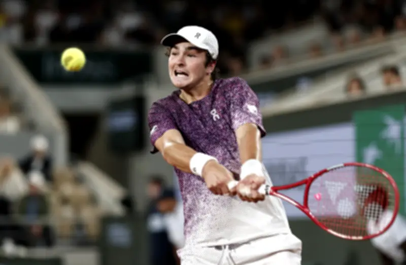 João Fonseca cai nas quartas de Roland Garros para tcheco Mensik