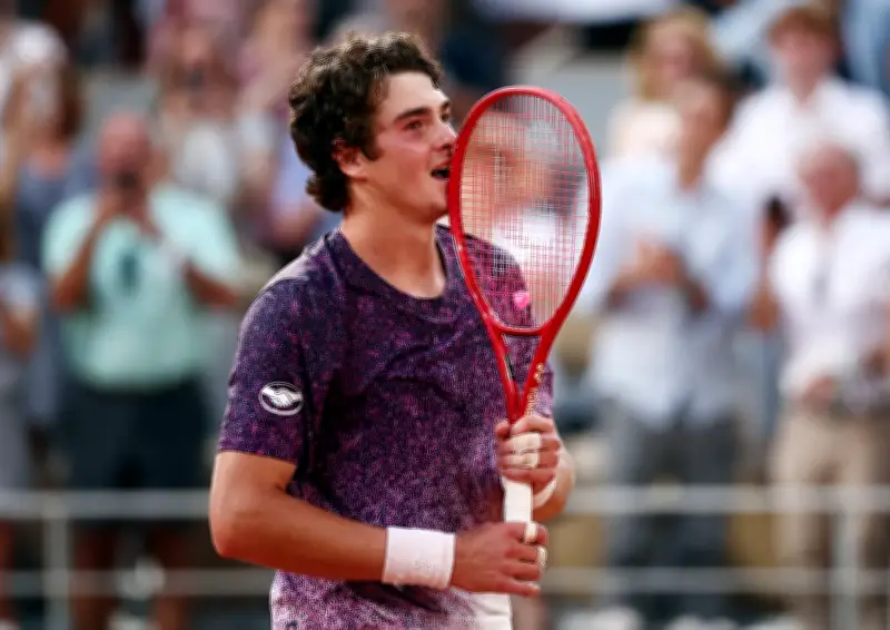 João Fonseca encanta imprensa mundial em Roland Garros