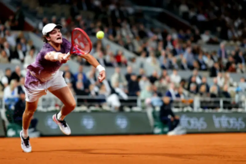 João Fonseca salva seis match points, mas cai para Mensik em Roland Garros