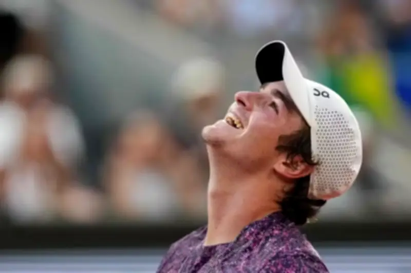 João Fonseca vira sobre Djokovic e avança em Roland Garros