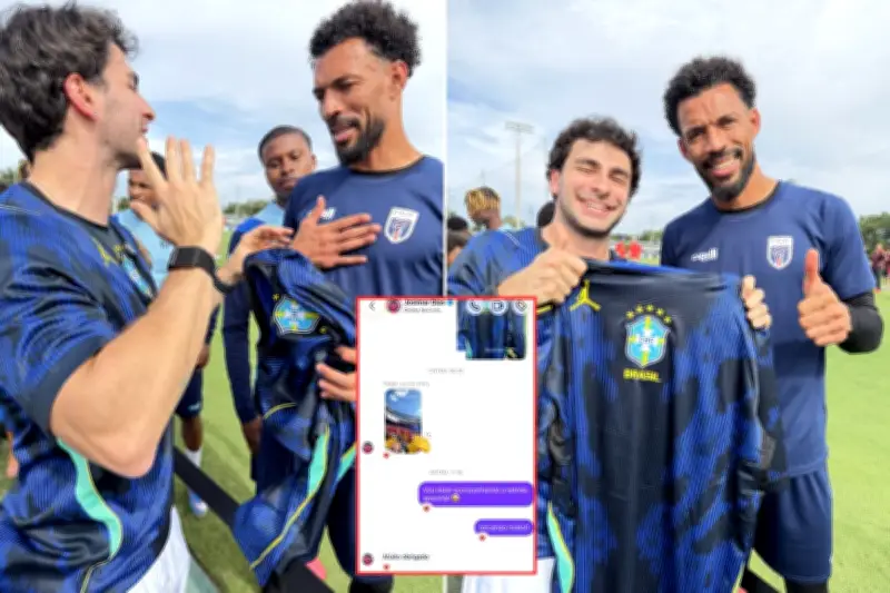 Jornalista presenteia goleiro Vozinha com camisa da Seleção Brasileira