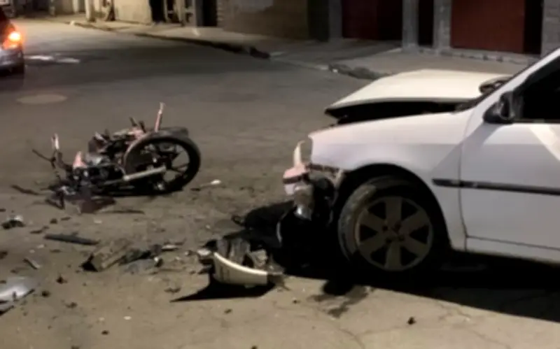 Jovem de 23 anos fica ferido em acidente entre carro e moto em Barra Mansa