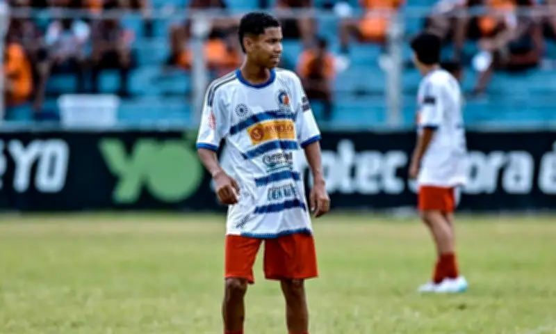Jovem jogador de futebol de 16 anos morre em acidente na Bahia