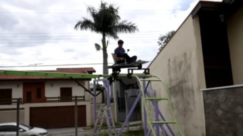Jovem que construiu montanha-russa no quintal agora trabalha no Cacau Park