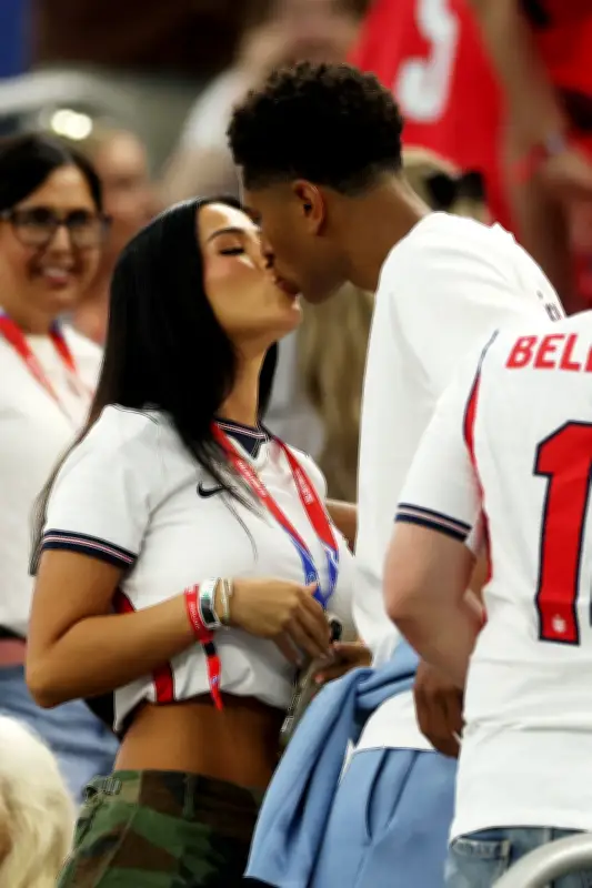 Jude Bellingham comemora vitória da Inglaterra com beijão na namorada