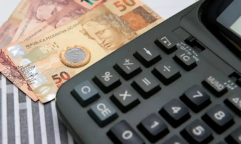 Juros futuros sobem levemente com mercado ajustando projeções da Selic